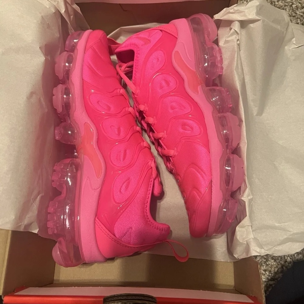 Brand new hot pink vapor max